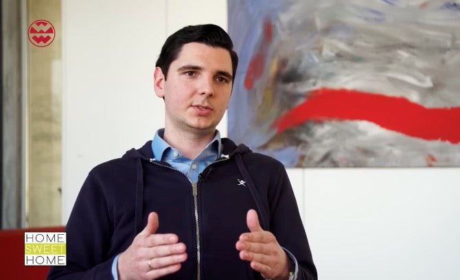 Der AQON PURE Geschäftsführer Konstantin Wilk im Interviw mit dem Fernsehteam von Welt der Wunder