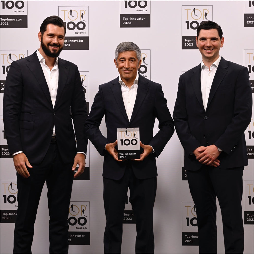 Ranga Yogeshwar überreicht den Gründern der AQON PURE-Wasserbehandlungsanlage den Top100-Award