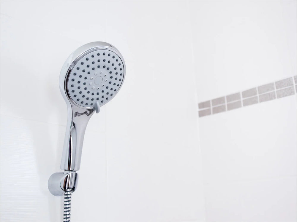 Mit einer Wasserbehandlungsanlage reduzieren Sie Kalkablagerungen auf Duschköpfen