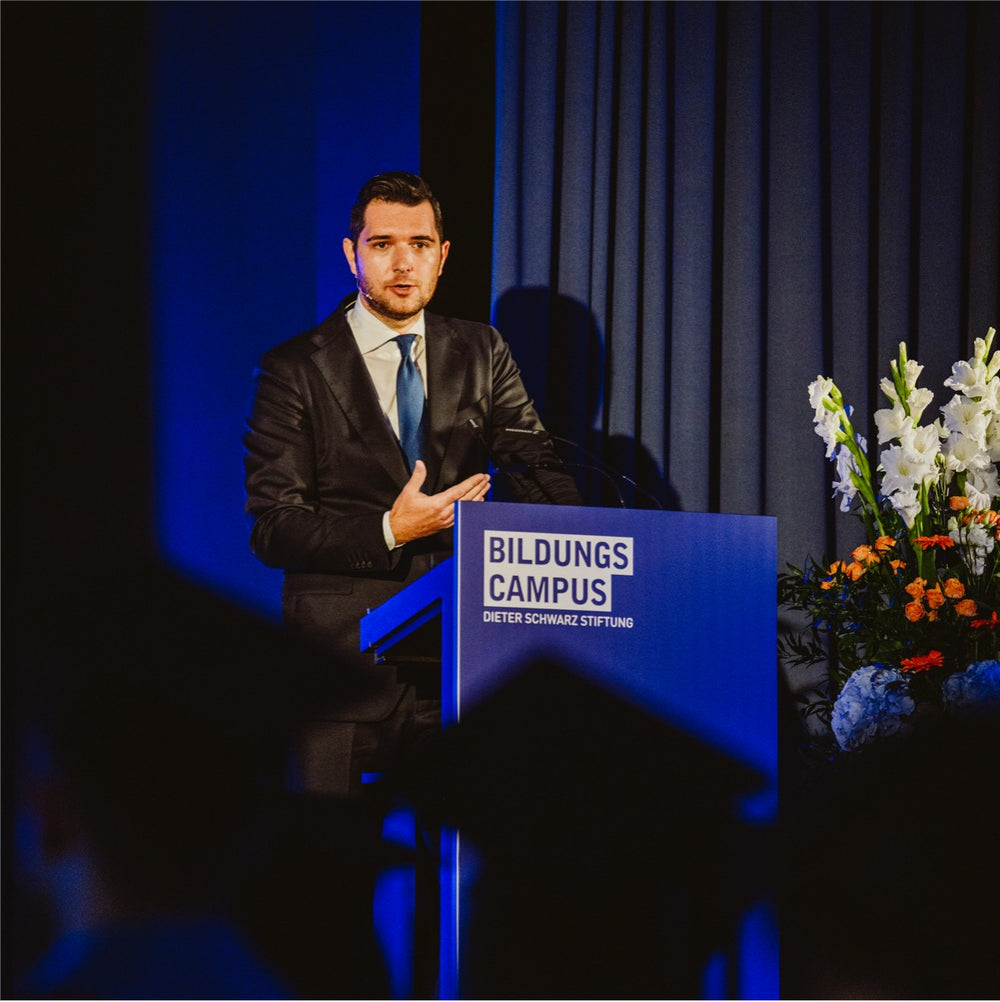 AQON PURE-Gründer Maximilian Wilk spricht auf dem Bildungs-Campus. 