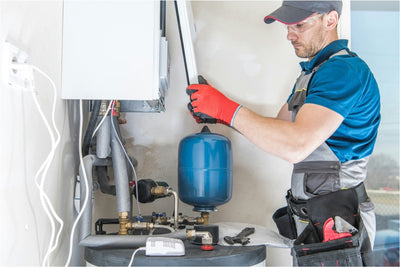 Ein Handwerker verbaut das AQON PURE System. 