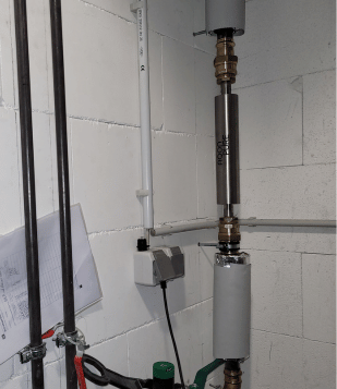 Die im Keller eingebaute Enthärtungsanlage AQON PURE home plus