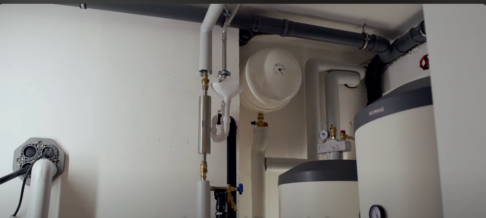 Erfahrungen mit AQON PURE. Das eingebaute AQON PURE im Keller bei einem Kunden in München.  