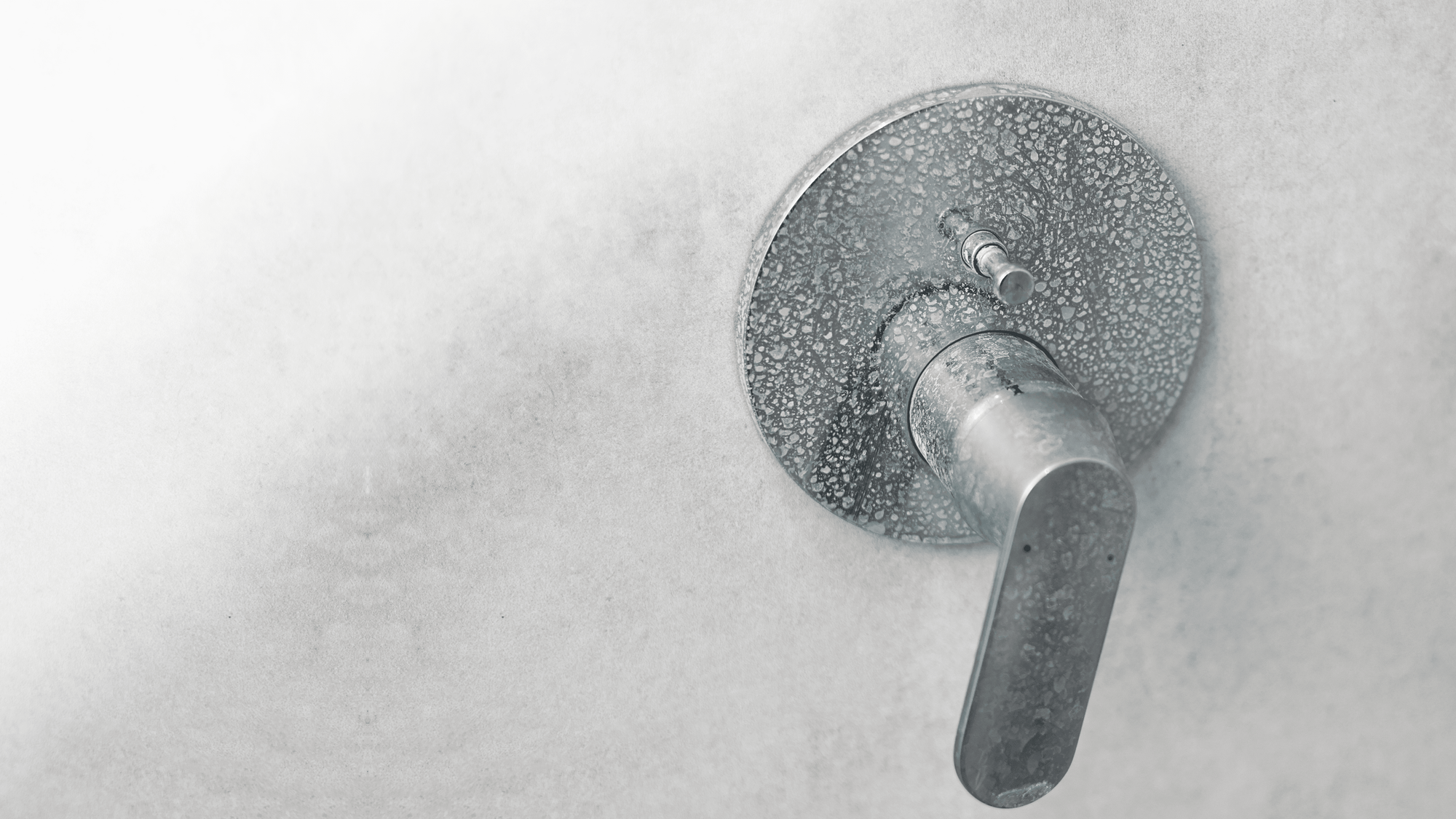 Ablagerungen von Kalk auf Dusche & Armatur werden durch AQON PURE reduziert