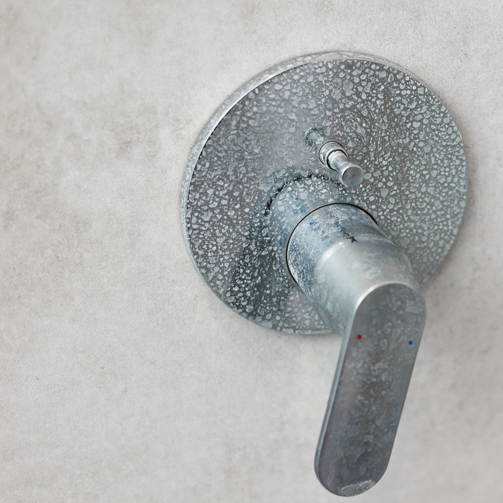 Kalkablagerungen auf Dusche & Armatur werden durch AQON PURE reduziert