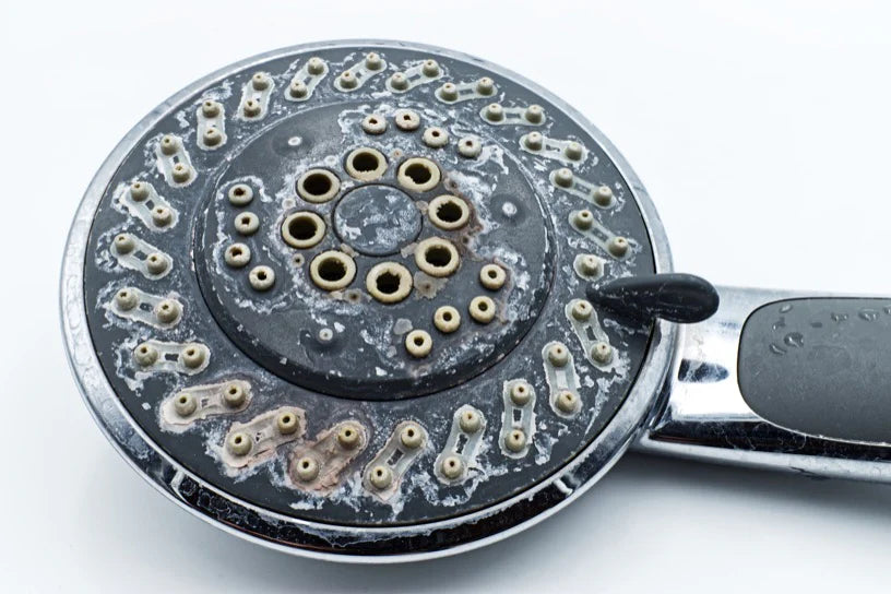 Entkalkungsanlagen reduzieren Kalk in der Dusche