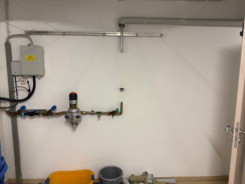 Für die Installation der Entkalkungsanlage wird die alte Rohrleitungsstrecke entfernt