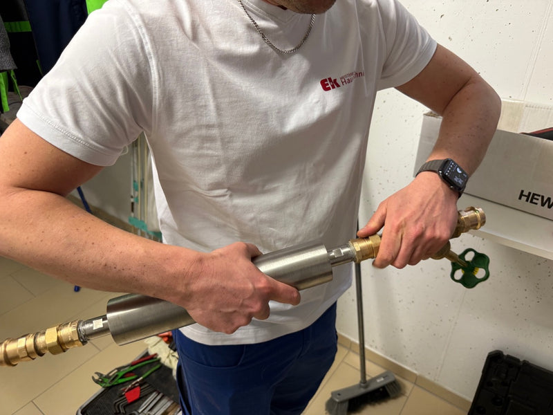 An der Entkalkungsanlage werden die Übergangsstücke angebracht