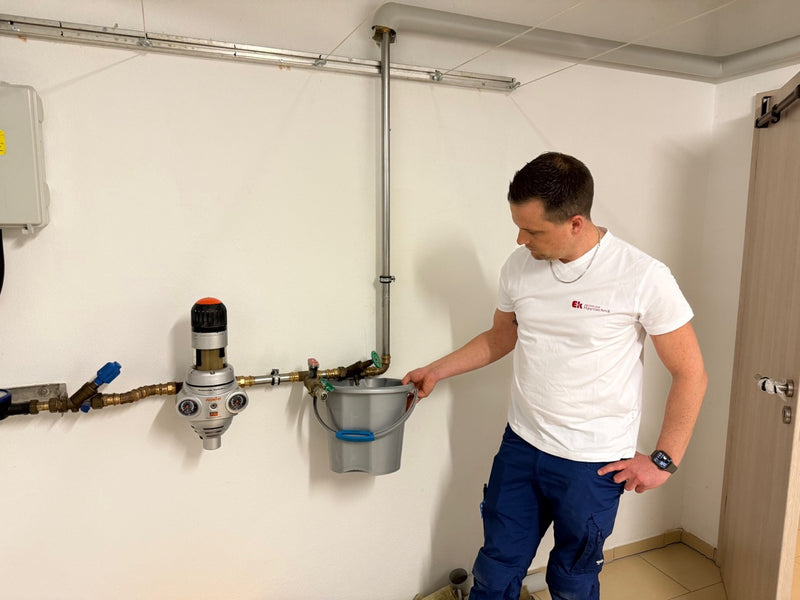 Enthärtungsanlage wird eingebaut und das Trinkwasser wird abgelassen