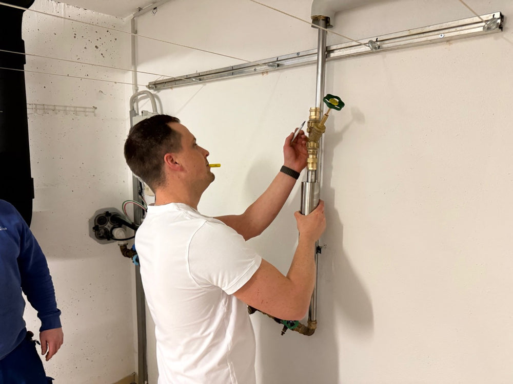 Der benötigte Platz für die Kalkschutzanlage wird vermessen