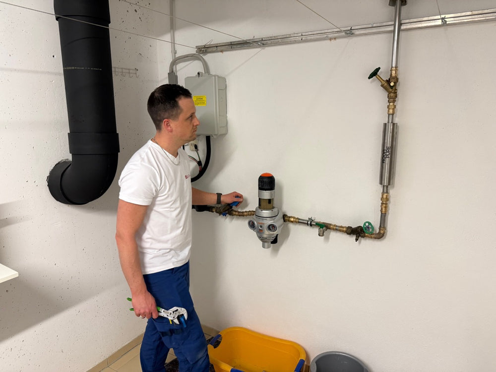 Der Einbau der Kalkschutzanlage wird kontrolliert