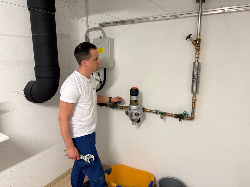 Der Einbau der Kalkschutzanlage wird kontrolliert