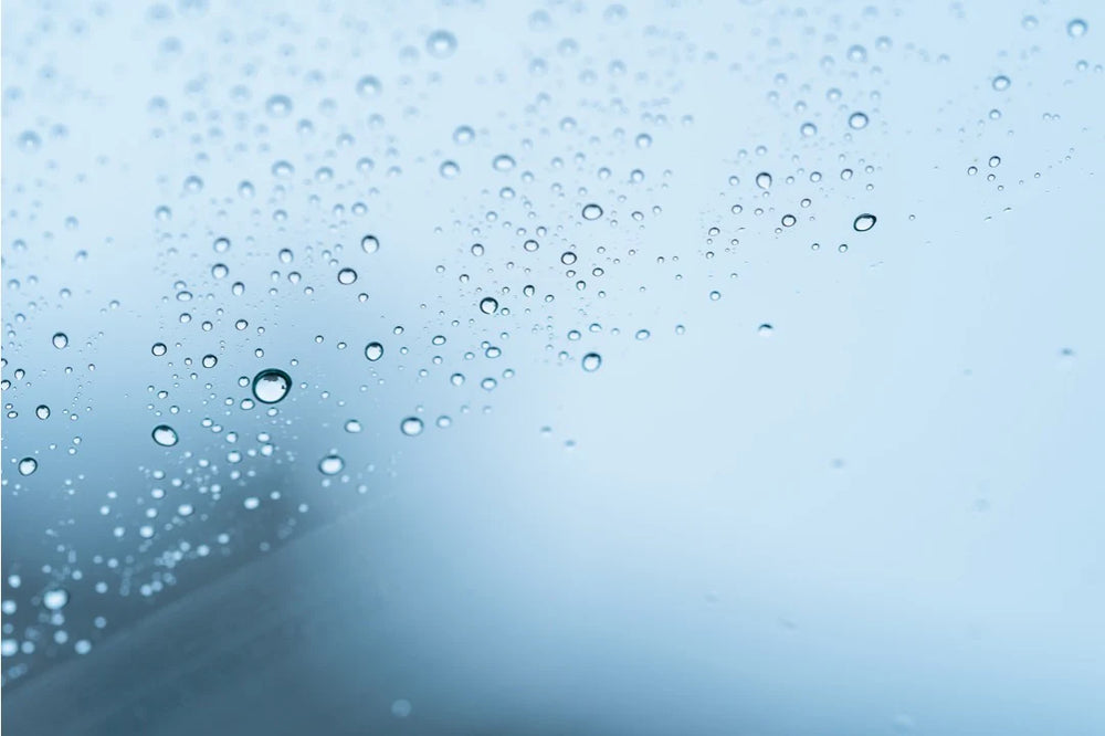 Mit einer Wasserbehandlungsanlage reduzieren Sie Kalkablagerungen an der Duschwand